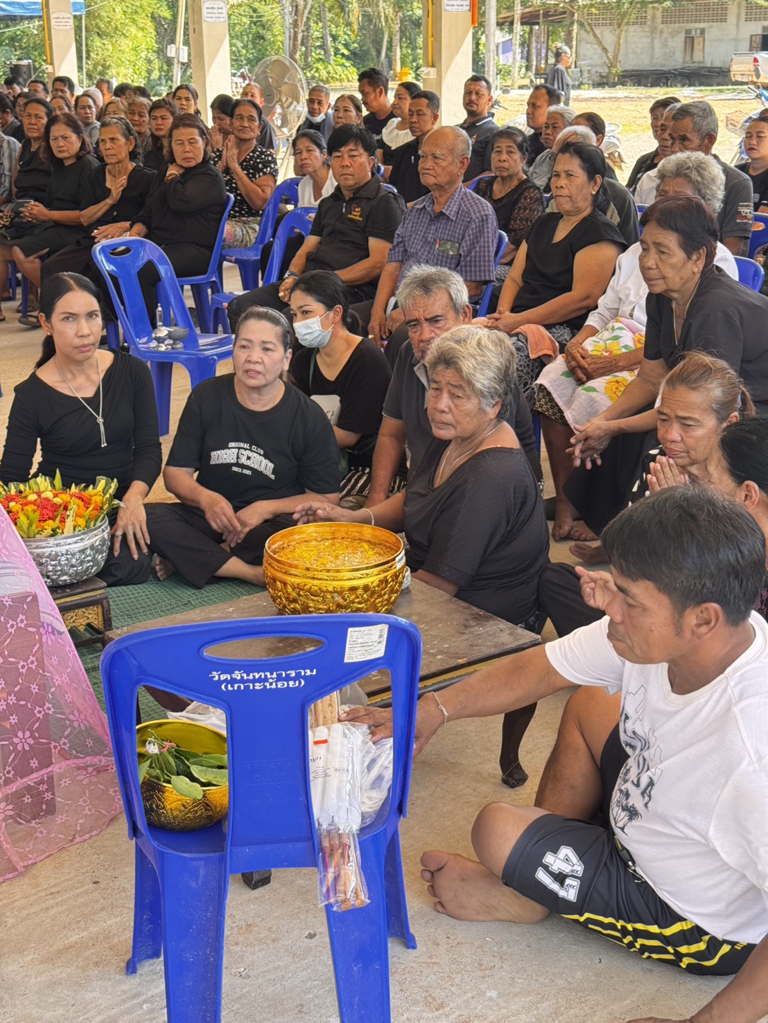 🚩🚩🚩นายทวีศักดิ์ หนูคง นายกเทศมนตรีตำบลบางสวรรค์ พร้อม นายเมธี ฉิมเรือง รองนายกเทศมนตรีตำบลบางสวรรค์และเจ้าหน้าที่เทศบาลตำบลบางสวรรค์ ร่วมรดน้ำศพไว้อาลัยในงานบำเพ็ญกุศลศพคุณพ่อนิตย์ ทองรอด ณ.วัดจันทนาราม (วัดเกาะน้อย) หมู่ที่1 ต.บางสวรรค์ อ.พระแสง จ.สุราษฎร์ธานี