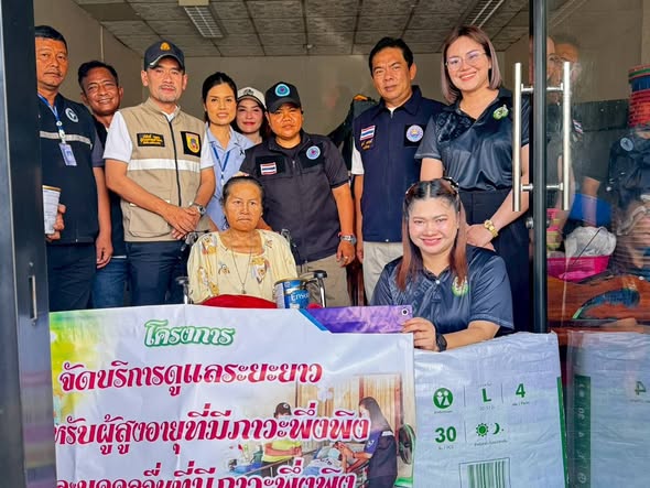 "โครงการจัดบริการดูแลระยะยาวสำหรับผู้สูงอายุที่มีภาวะพึ่งพิงและบุคคลอื่นที่มีภาวะพึ่งพิง"
🔵🟡🔴วันนี้ 10.00 น. โรงพยาบาลส่งเสริมสุขภาตำบลบางสวรรค์ และเทศบาลตำบลบางสวรรค์ นำโดยนายกทวีศักดิ์ หนูคง คณะผู้บริหาร สมาชิกสภา เจ้าหน้าที่ อสม. ร่วมมอบชุดสิทธิประโยชน์ สำหรับผู้ที่มีภาวะพึ่งพิงและผู้สูงอายุที่มีภาวะพึ่งพิง ในเขตเทศบาลฯ 12 ราย 
#ดูแลท่านด้วยความใส่ใจ