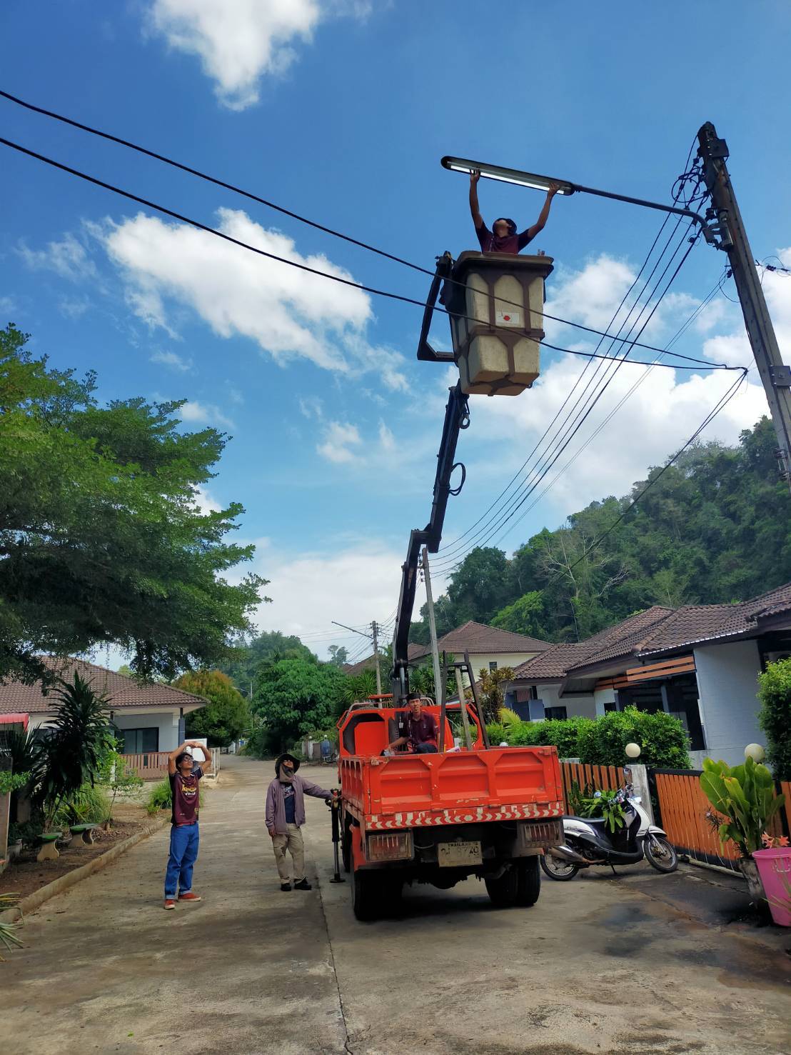 💡 สว่างไสว อุ่นใจทุกเส้นทาง! เทศบาลตำบลบางสวรรค์ เร่งปรับปรุงระบบไฟฟ้าส่องสว่าง ณ แหล่งท่องเที่ยวสระแก้ว 💫🌳